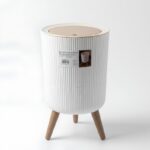 Poubelle sur Pieds Scandinave Blanche avec Couvercle Effet Bois - 7L