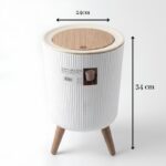 Poubelle sur Pieds Scandinave Blanche avec Couvercle Effet Bois - 7L – Image 3